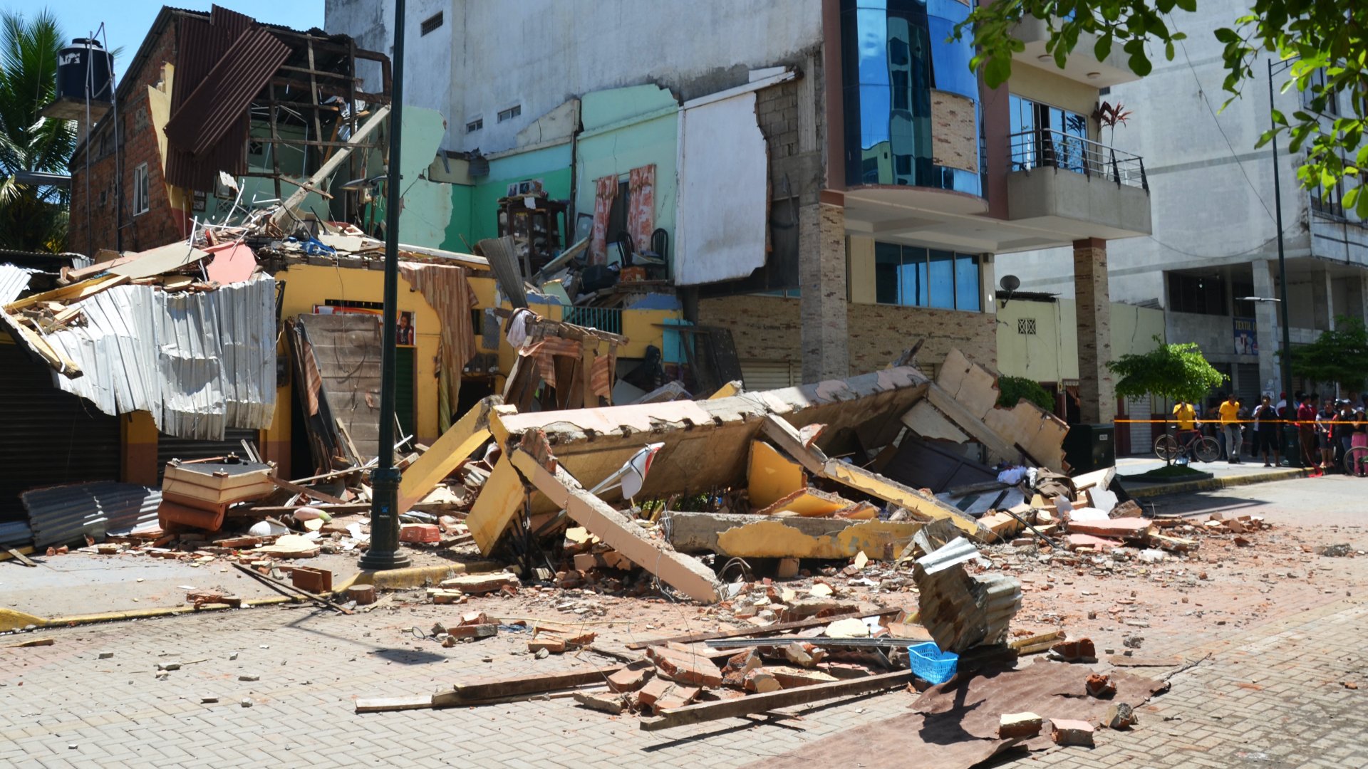 Leomlott épületek az ecuadori Machala városában történt földrengés után 2023. március 18-án