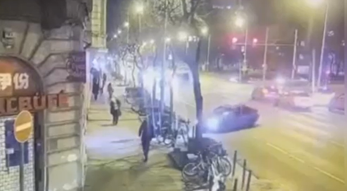Durva felvétel: a járdára hajtott és elütött egy gyalogost egy BMW Budapesten