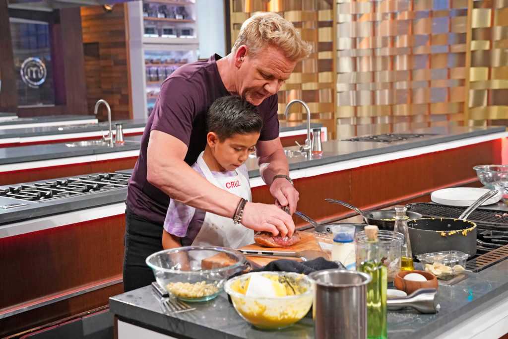 Gordon Ramsay és egy kisfiú versenyző a Master Chef Junior műsorban