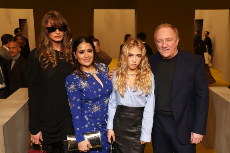 Mathilde Pinault, Salma Hayek, Valentina Paloma Pinault és Francois Pinault a Gucci divatbemutatóján 2023 februárjában