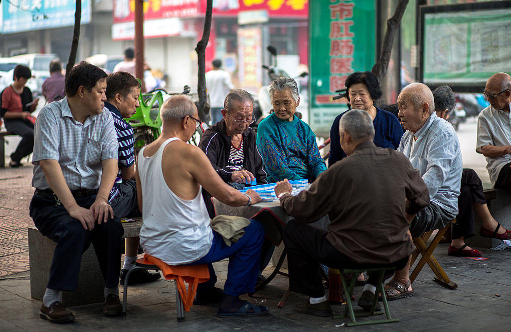 idős kínai férfiak játszanak