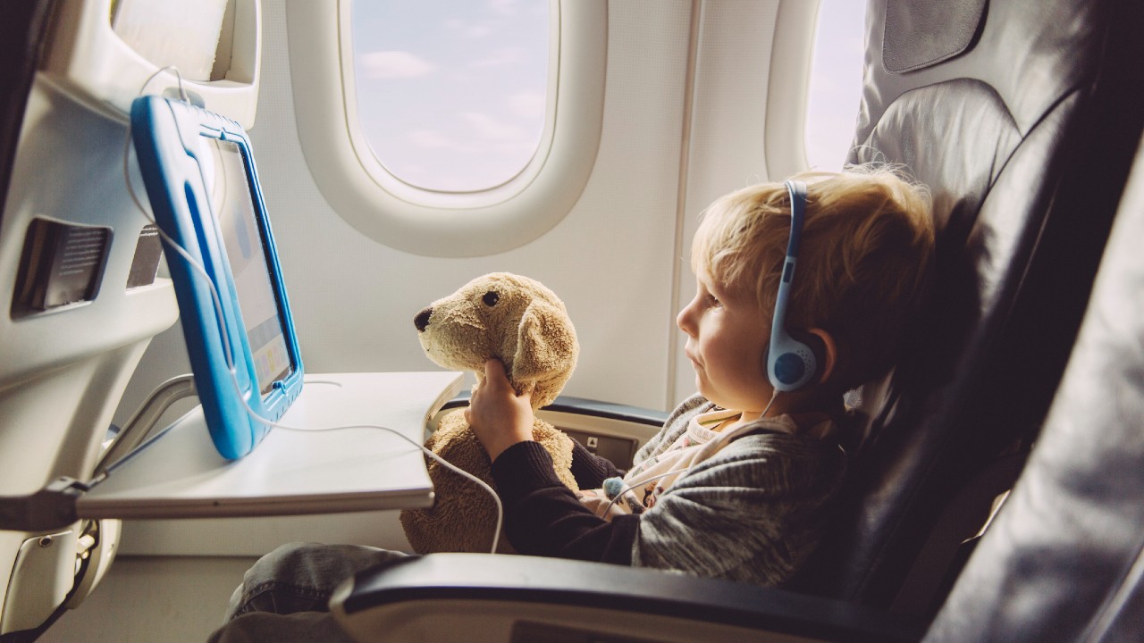 kisgyerek a repülőn utazik