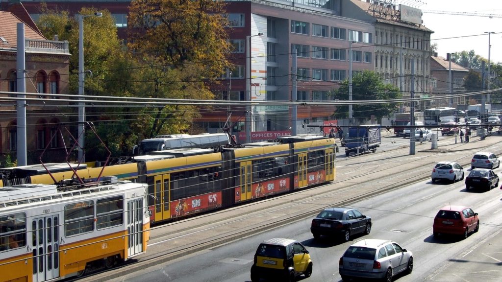 Járókelők közé hajtott egy autós a Hungária körúton