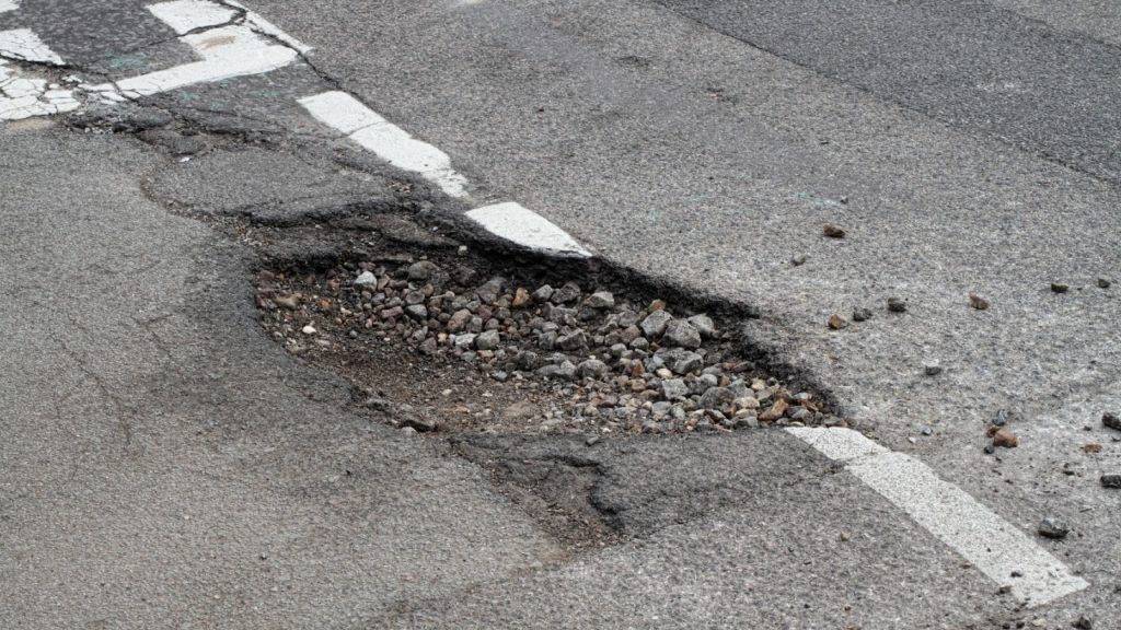 Téglákkal tömték ki a kátyúkat Újpesten