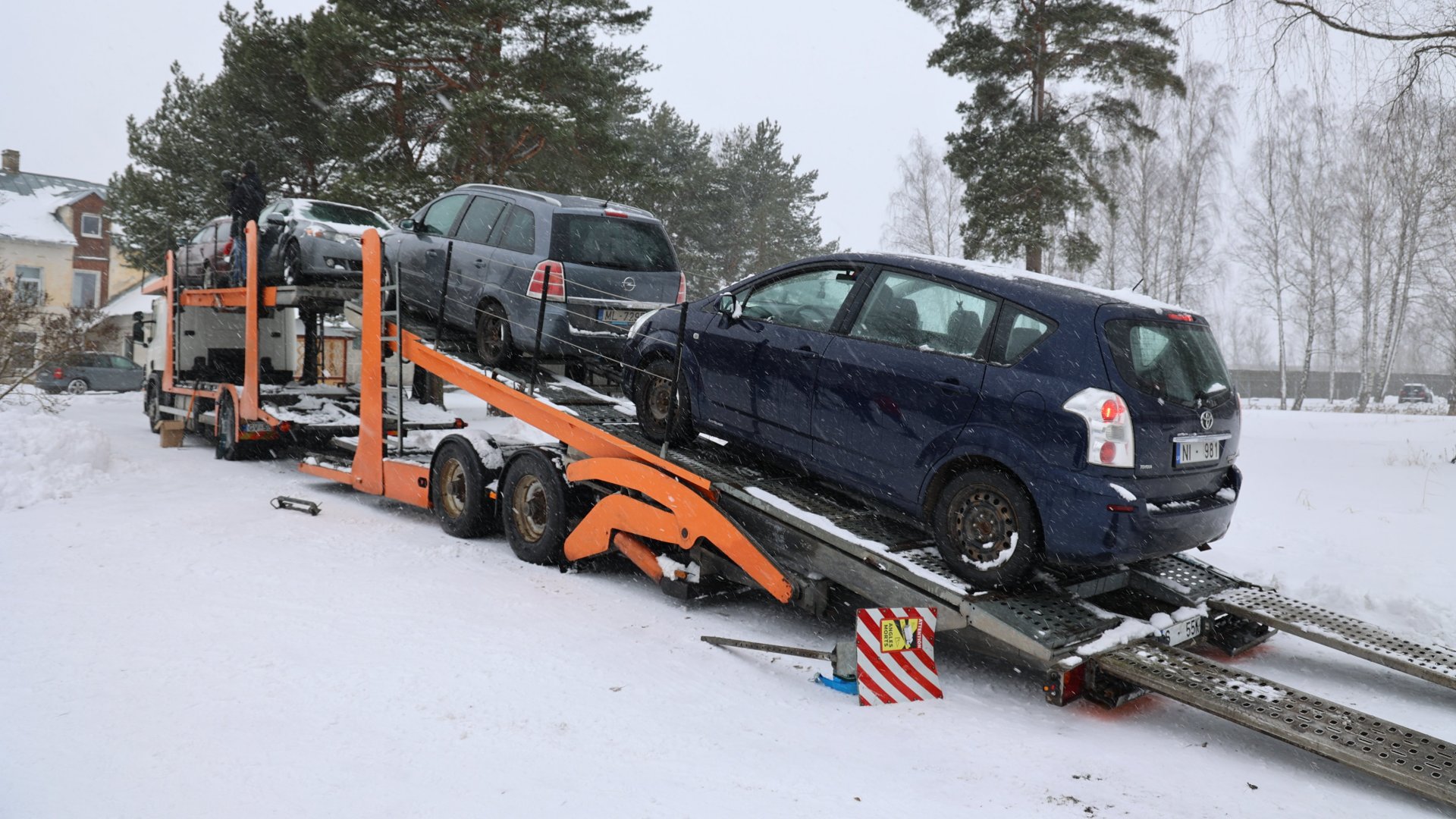 Tréleren a Lettországban ittas sofőröktől elkobzott autók, amelyeket Ukrajnának adományoznak