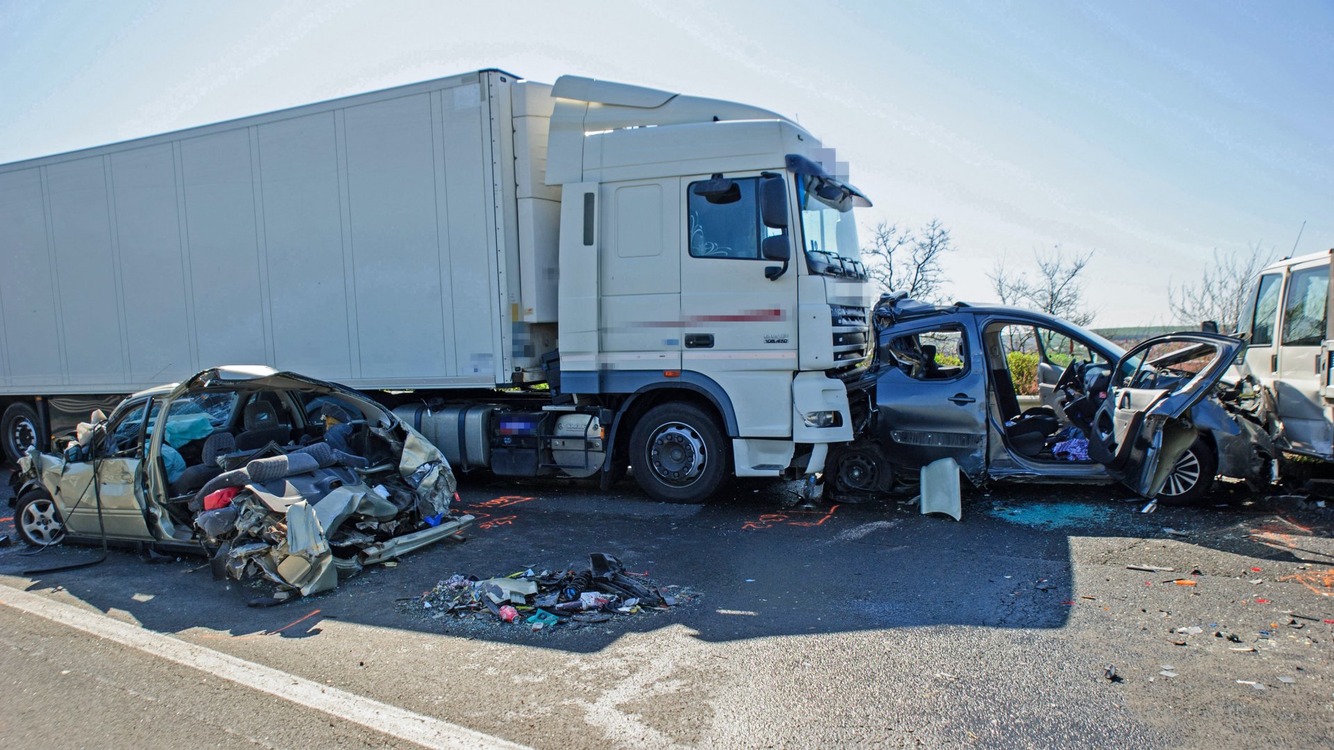 Összeroncsolódott gépjármûvek az M3-as autópálya Budapest felé vezetõ oldalán a 42-es kilométernél, Bagnál, ahol két személyautó, egy tehergépkocsi és egy kisteherautó összeütközött 2020. április 20-án.