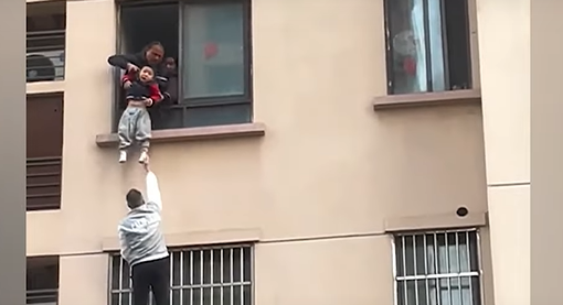 Az ereszcsatornán felmászva mentett gyereket egy kínai férfi
