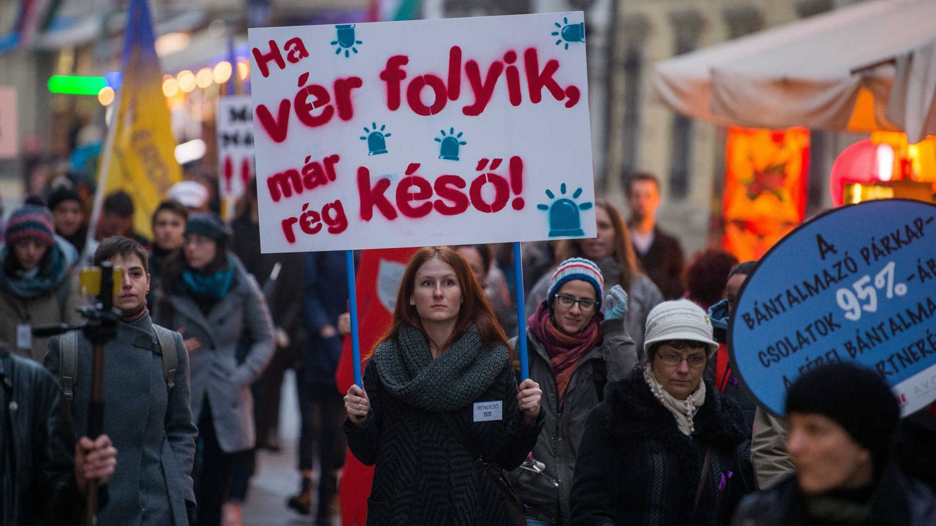 Résztvevõk a Nõkért Együtt az Erõszak Ellen Egyesület (NANE) Néma Tanúk elnevezésû felvonulásán az V. kerületi Papnevelde utcában, amelyet a nõk elleni erõszak felszámolásának nemzetközi világnapja alkalmából tartottak Budapesten 2018. november 25-én