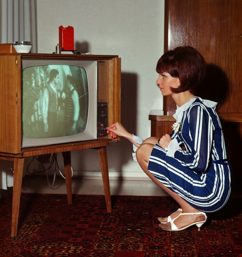 Nő régi tévével