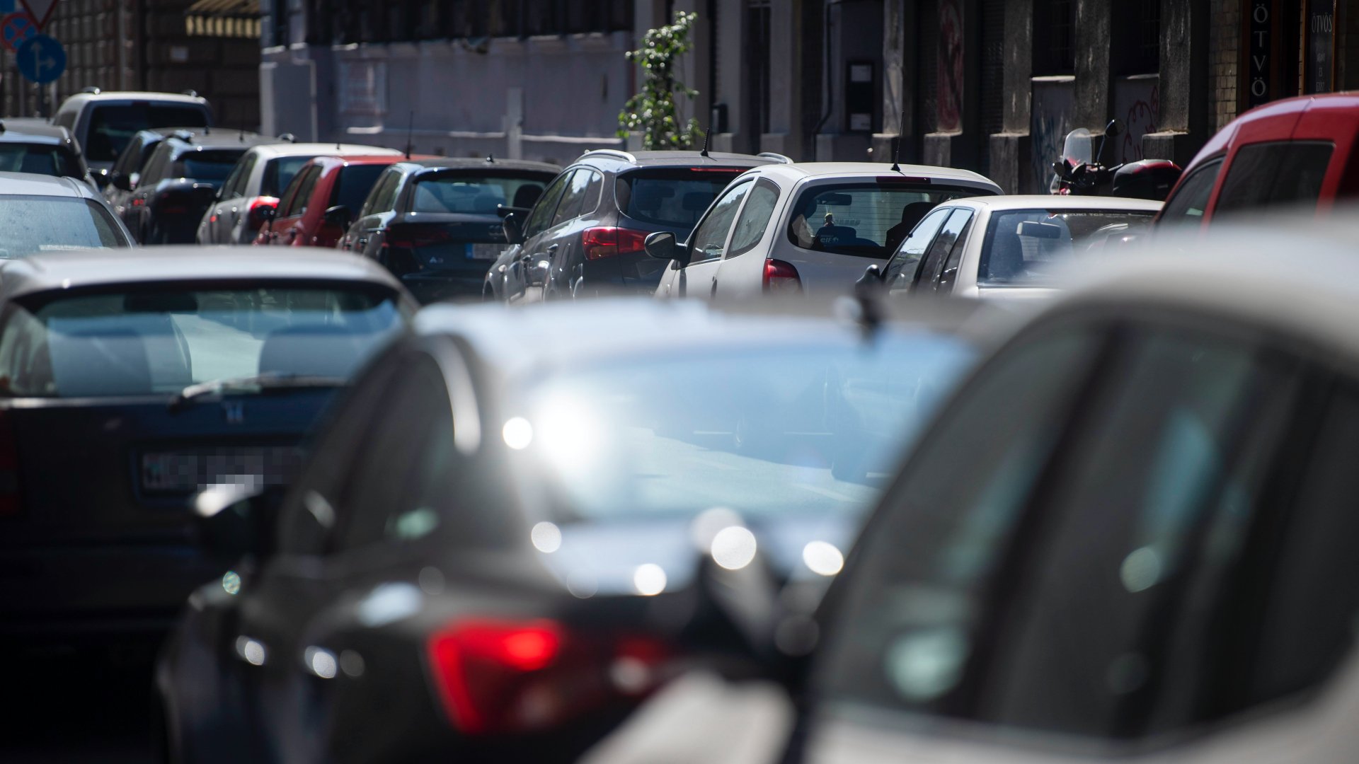 Parkoló autók Budapest belvárosában 2022. szeptember 5-én