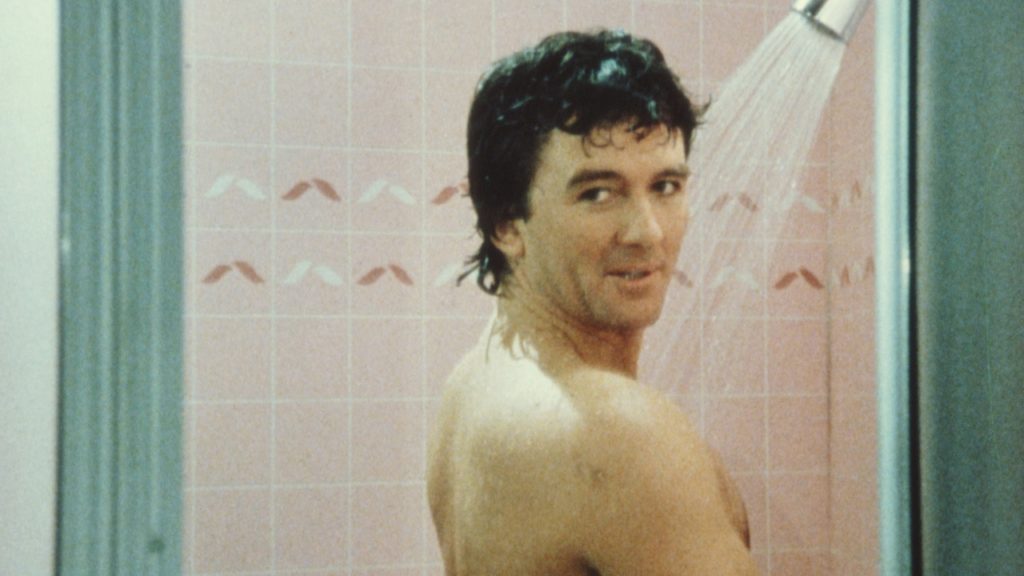 74 évesen, ősz hajjal is irtó sármos Patrick Duffy, a Dallas Bobbyja