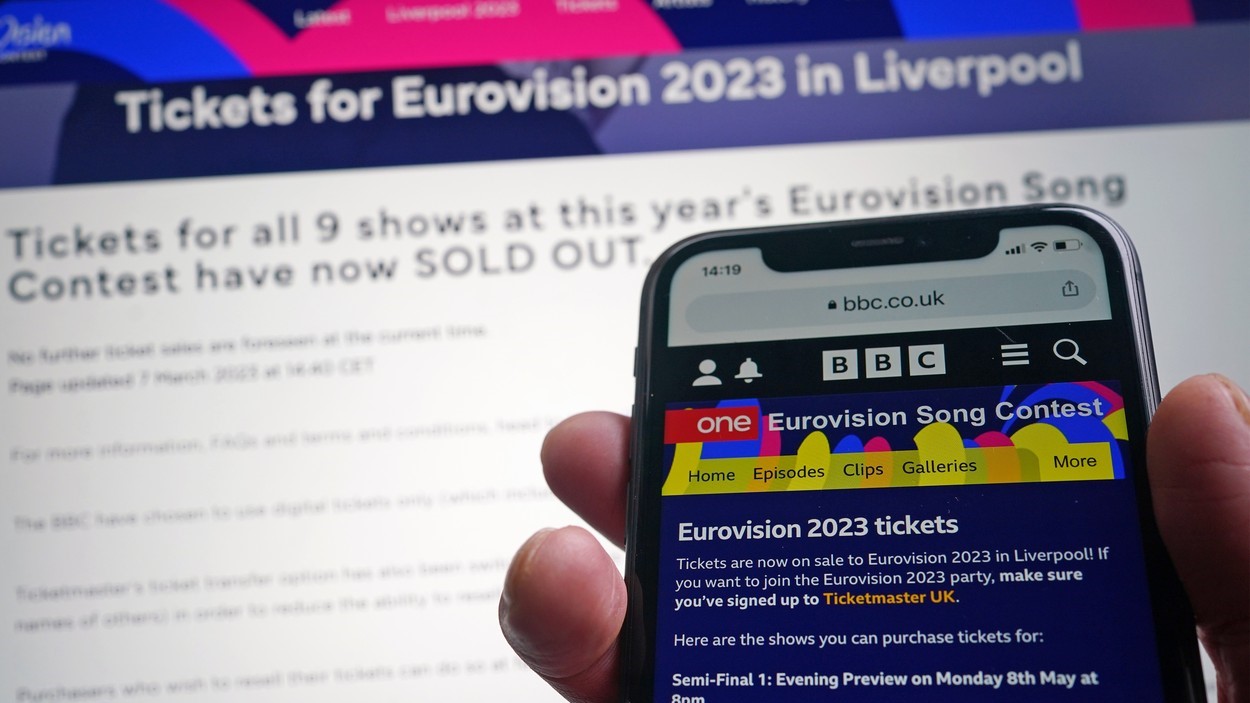Telefon és monitor, amin látszik, hogy elkelt az összes jegy az Eurovíziós Dalfesztiválra