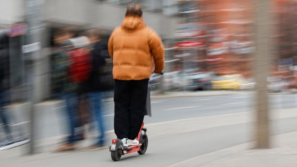 Felrobbant a töltőre tett elektromos roller egy tatabányai lakásban – videó