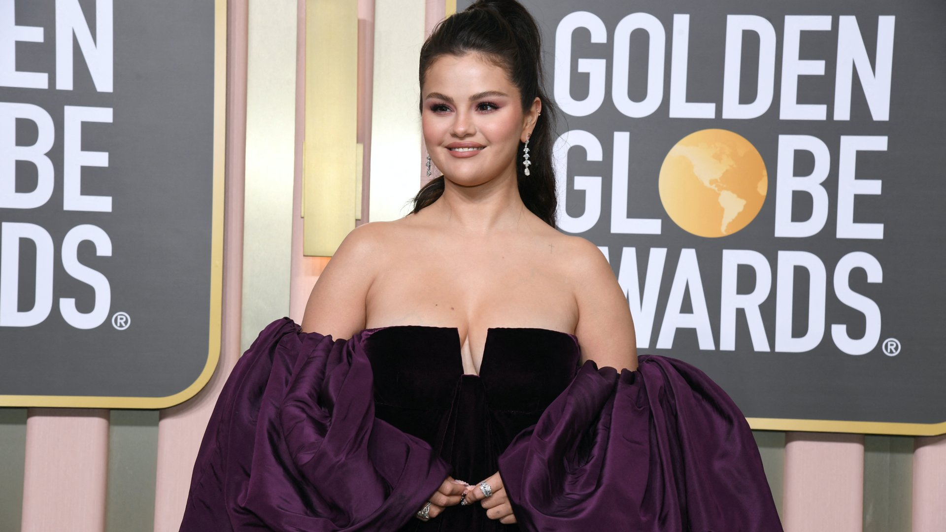 Selena Gomez részt vesz a 80. Golden Globe-díjátadón 2023. január 10-én a kaliforniai Beverly Hillsben