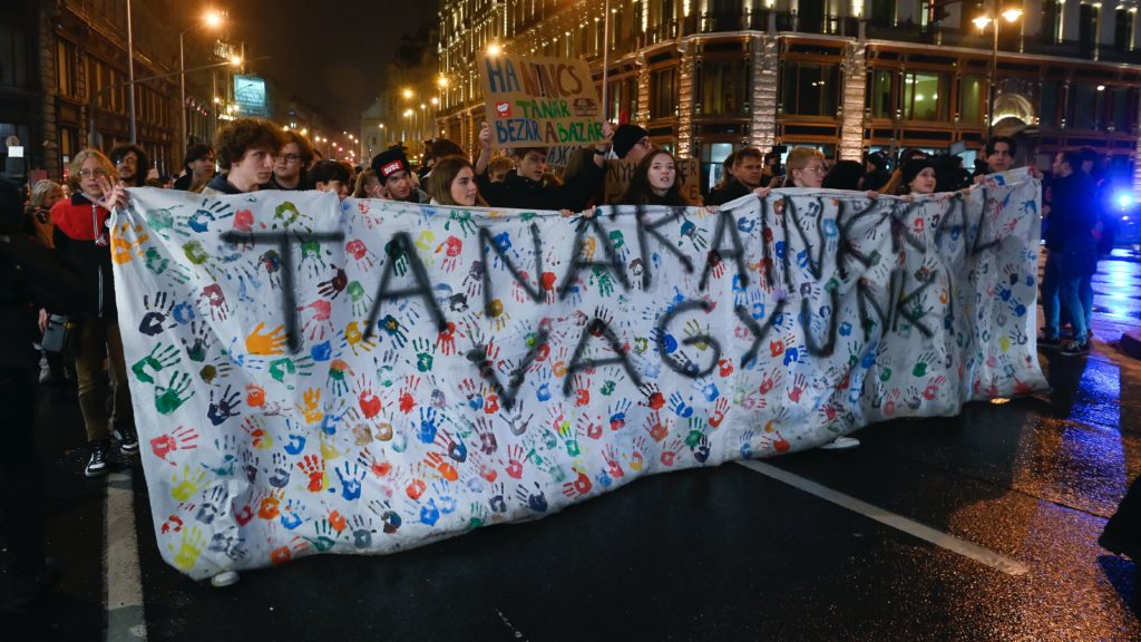 Megkezdődött a kirúgott tanárok pere