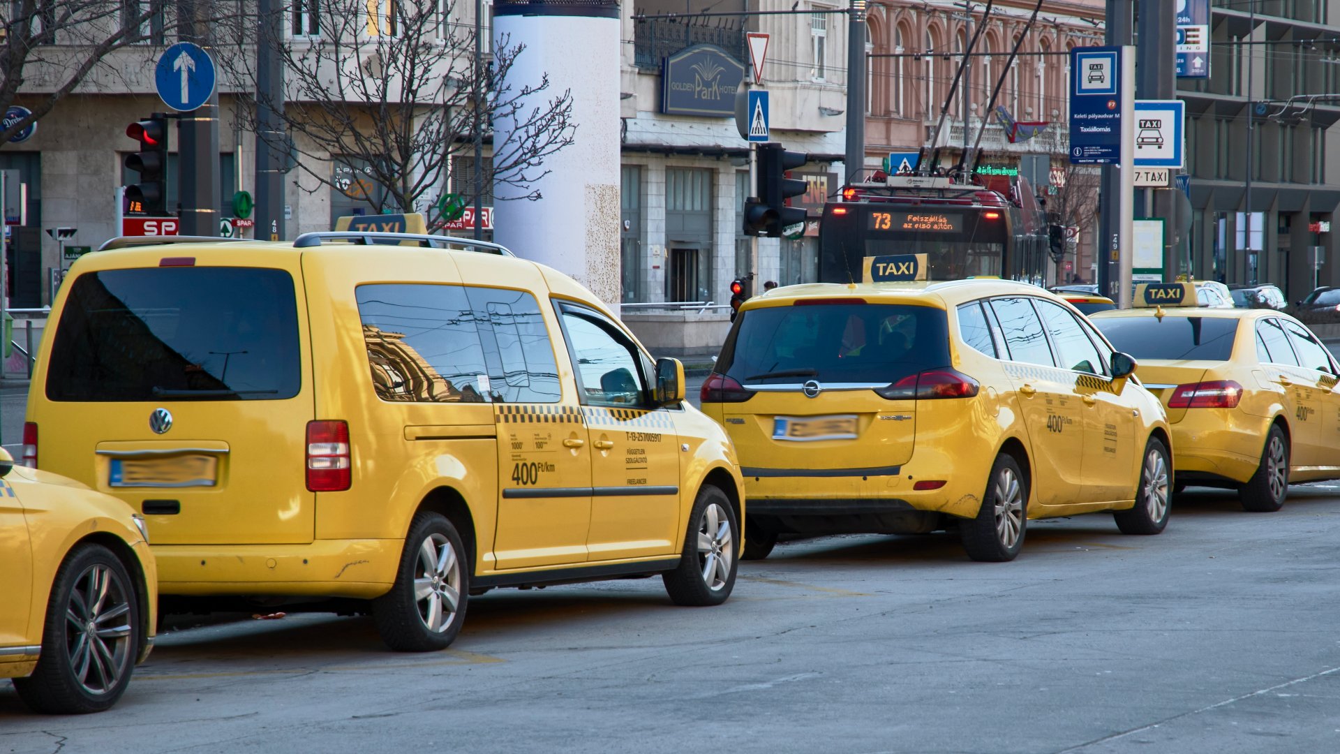 Különbözõ vállakozásokhoz tartozó taxik várakoznak utasokra a Keleti pályaudvar Kerepesi út felõli parkolójában.