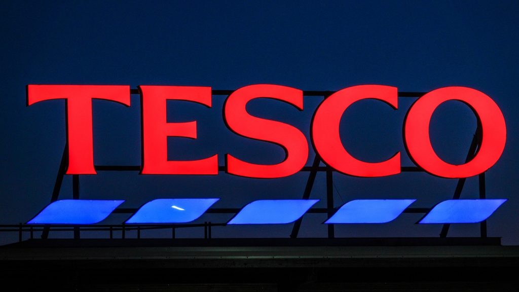 Megemeli, illetve eltörli a Tesco az árstopos termékekre vonatkozó vásárlási limitet húsvét előtt