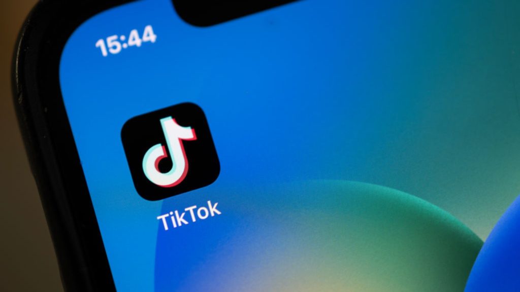 Gyerekek személyes adatait gyűjtött be és használta fel a TikTok jogtalanul