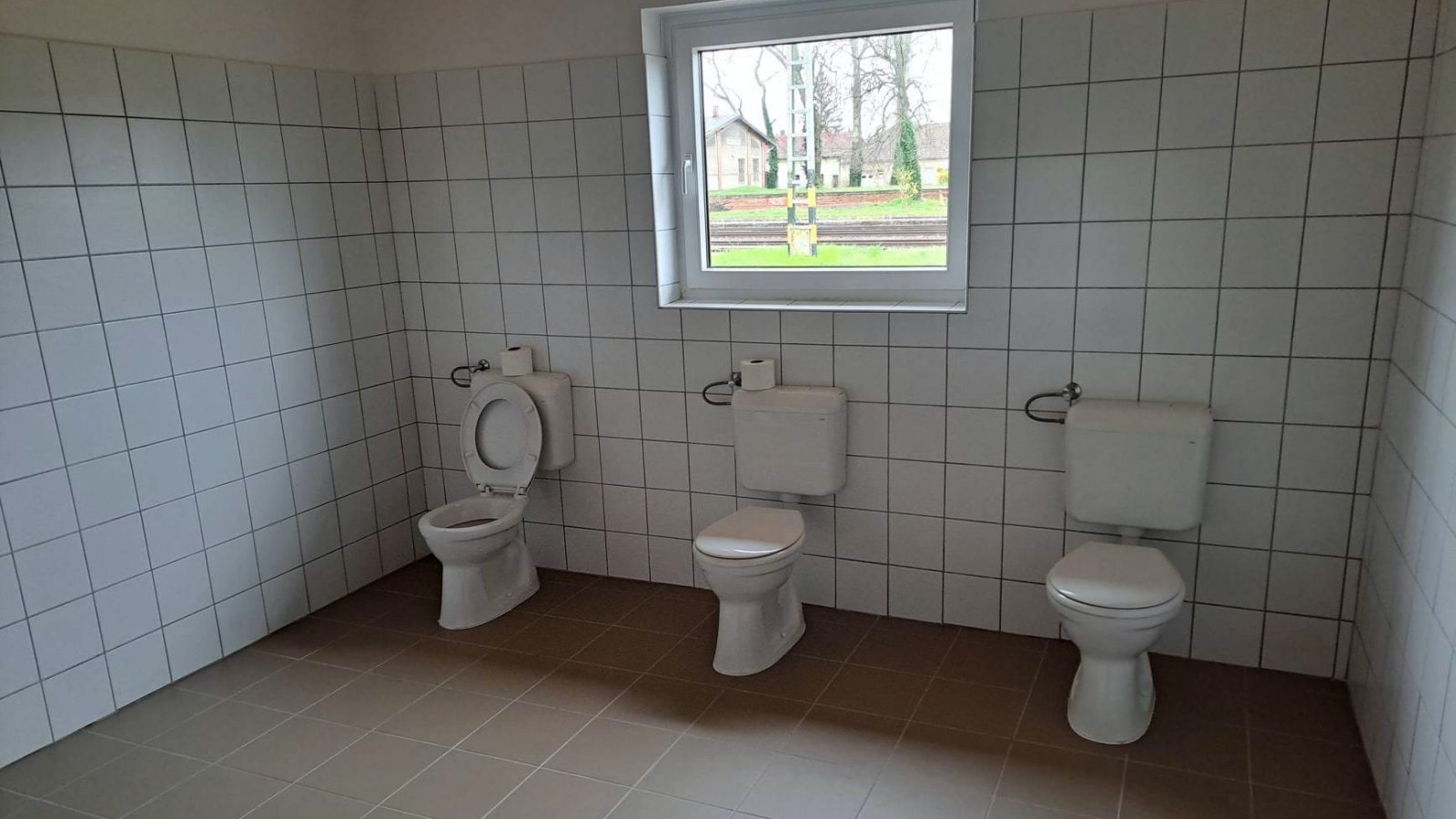 Válaszfal nélküli vécék a felújított barcsi turisztikai központban