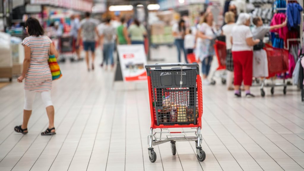 Az Auchan is beszállt az árháborúba, több ezer termék ára csökken