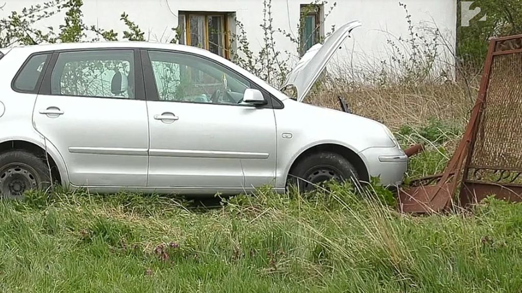 A lánya fájós lábát nézte vezetés közben, letarolta egy ház kerítését