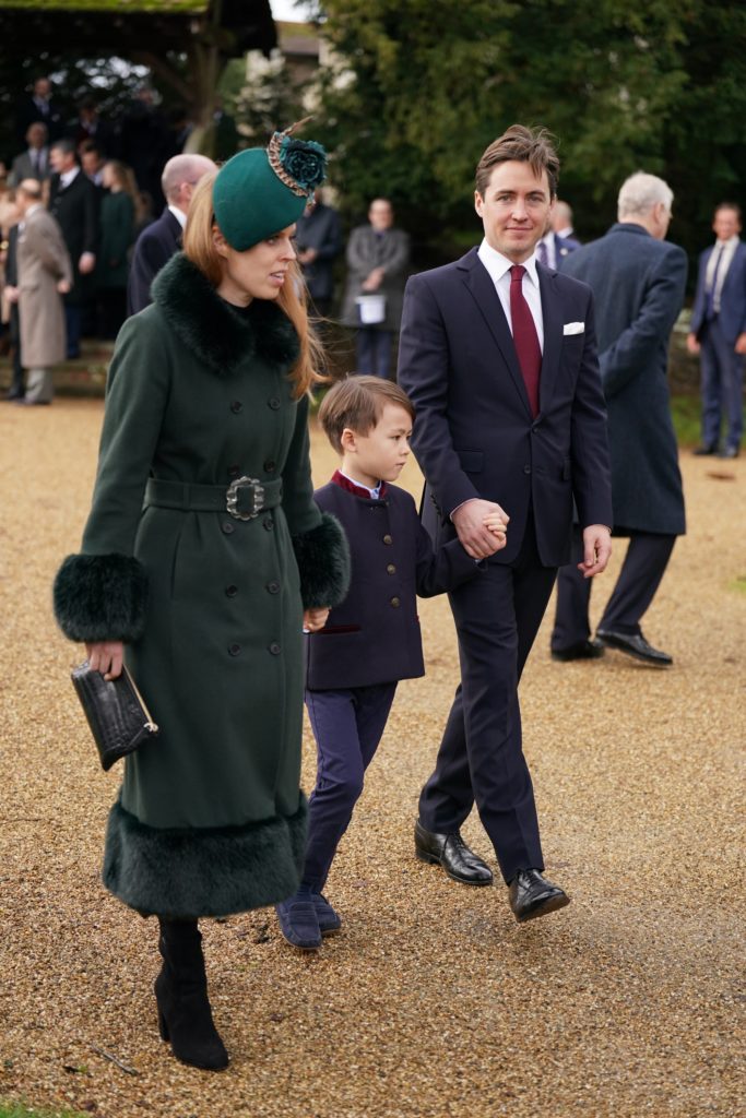 Beatrix hercegnő a mostohafiával és a férjével kézenfogva
