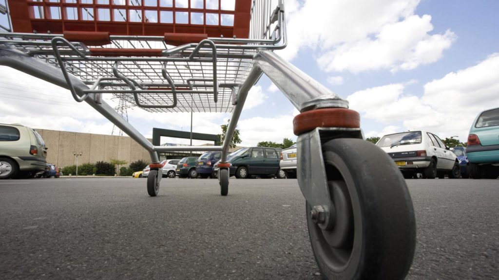 Még több üzletláncnál jön a fizetős parkolás? Megszólalt az Auchan és a Spar is