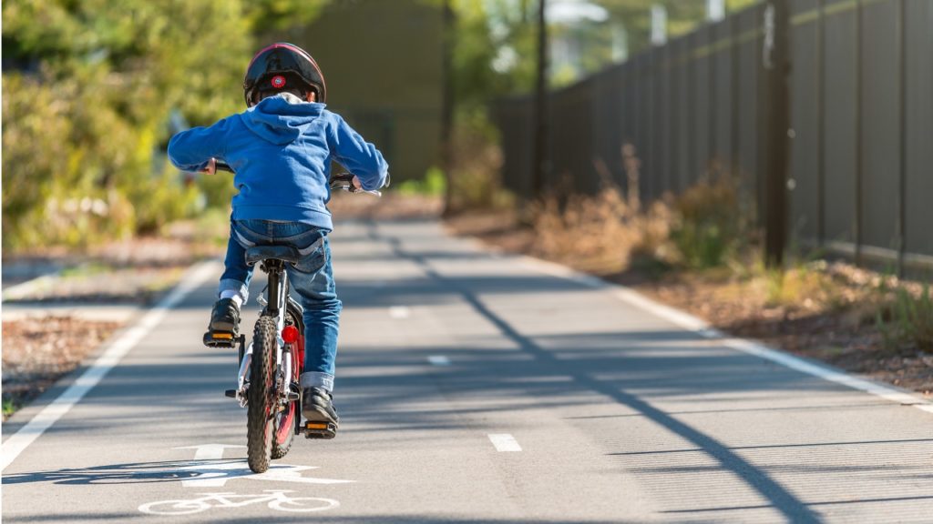 130 km-t tekert a nagymamája házáig egy kisfiú, miután összeveszett az anyukájával