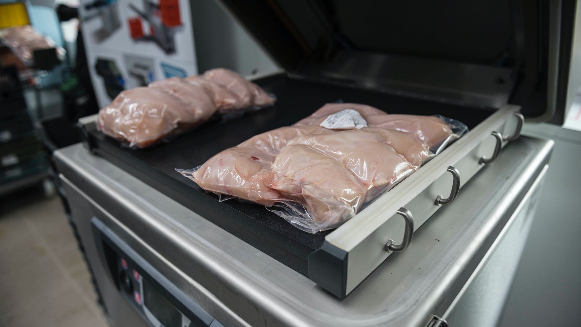 Fóliázott csirkehús a Boravis baromfivágóhíd újonnan átadott szomódi üzemében 2018. február 23-án
