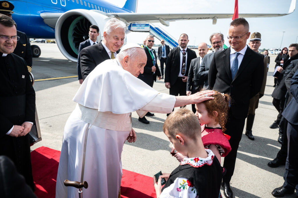 Ferenc pápát gyerekek üdvözlik