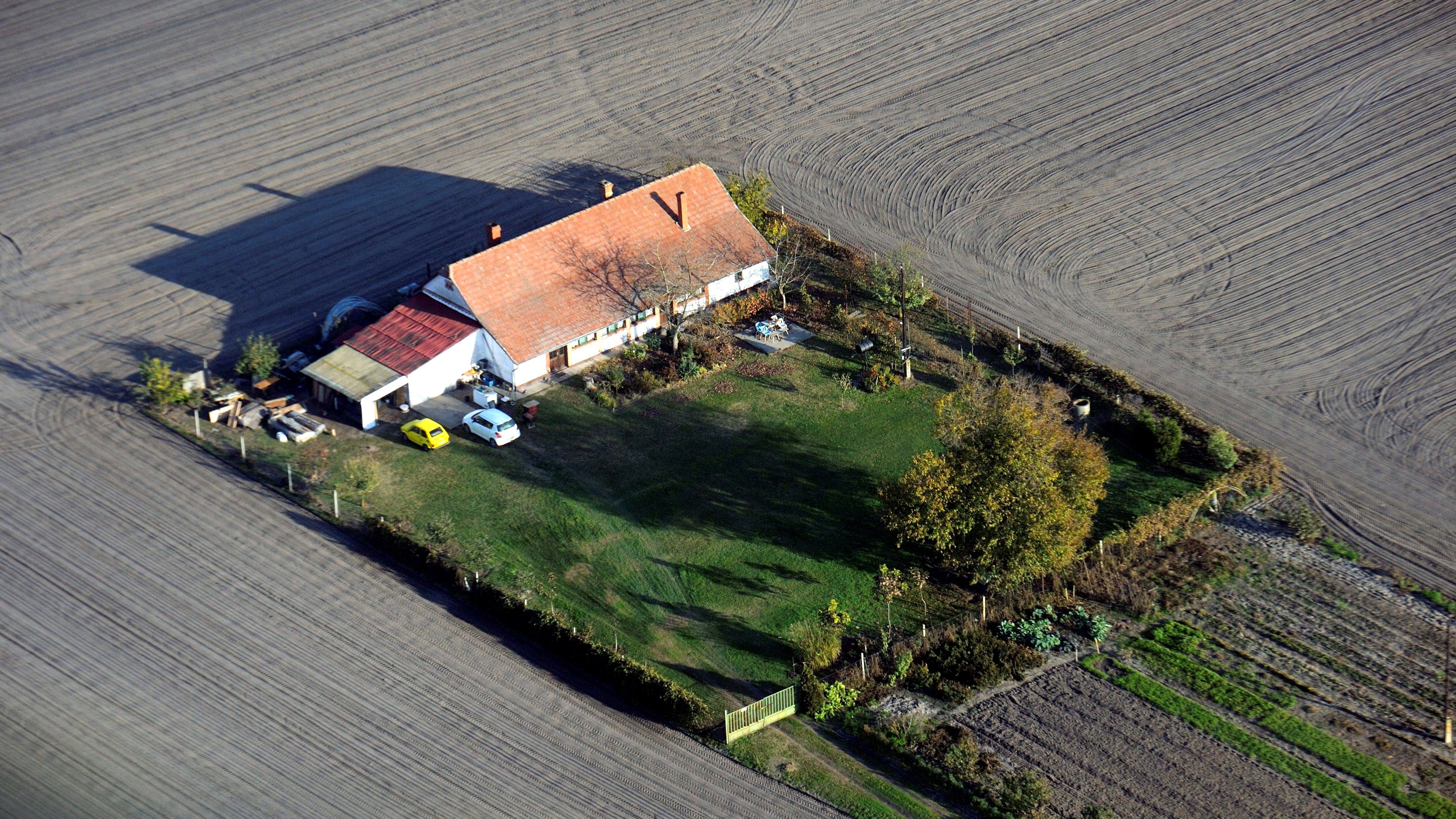 Légi felvétel egy tanyáról Röszke külterületén