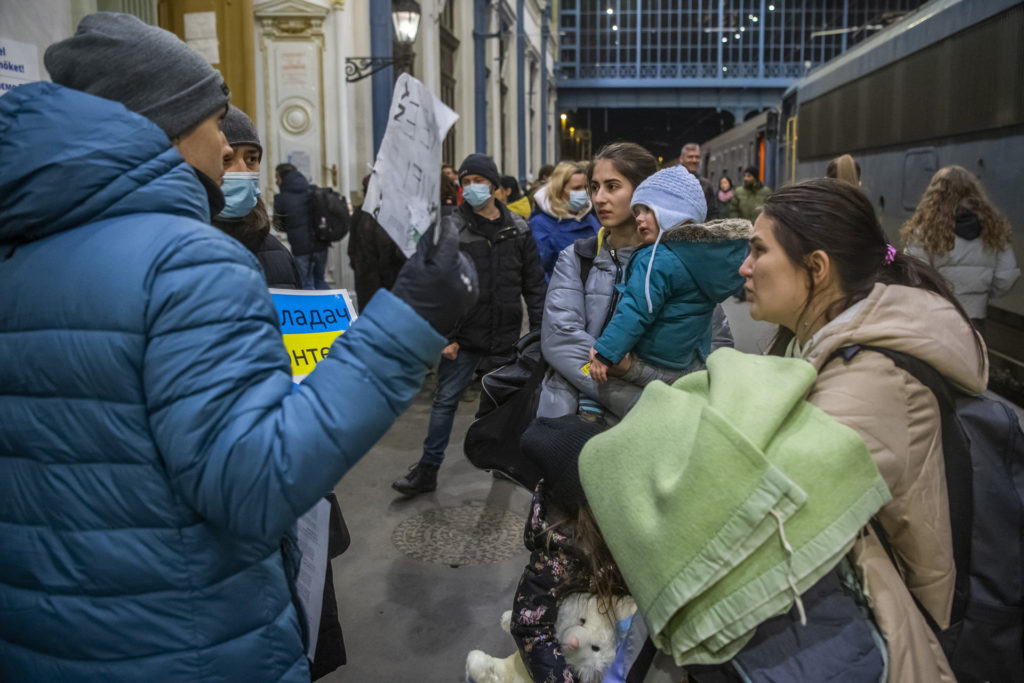 Ukrán menekült családokat igazít útba egy önkéntes