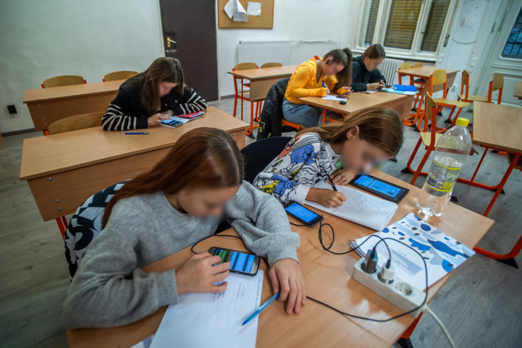 Ukrajnából menekült gyerekek online tanórán vesznek részt
