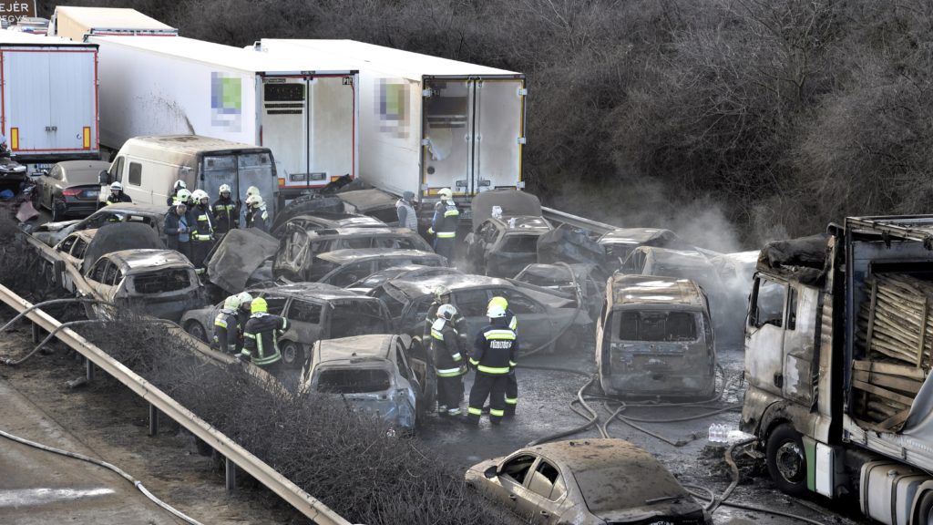 Tömegbaleset az M1-esen: zajlik a nyomozás, egyelőre nincsen gyanúsított