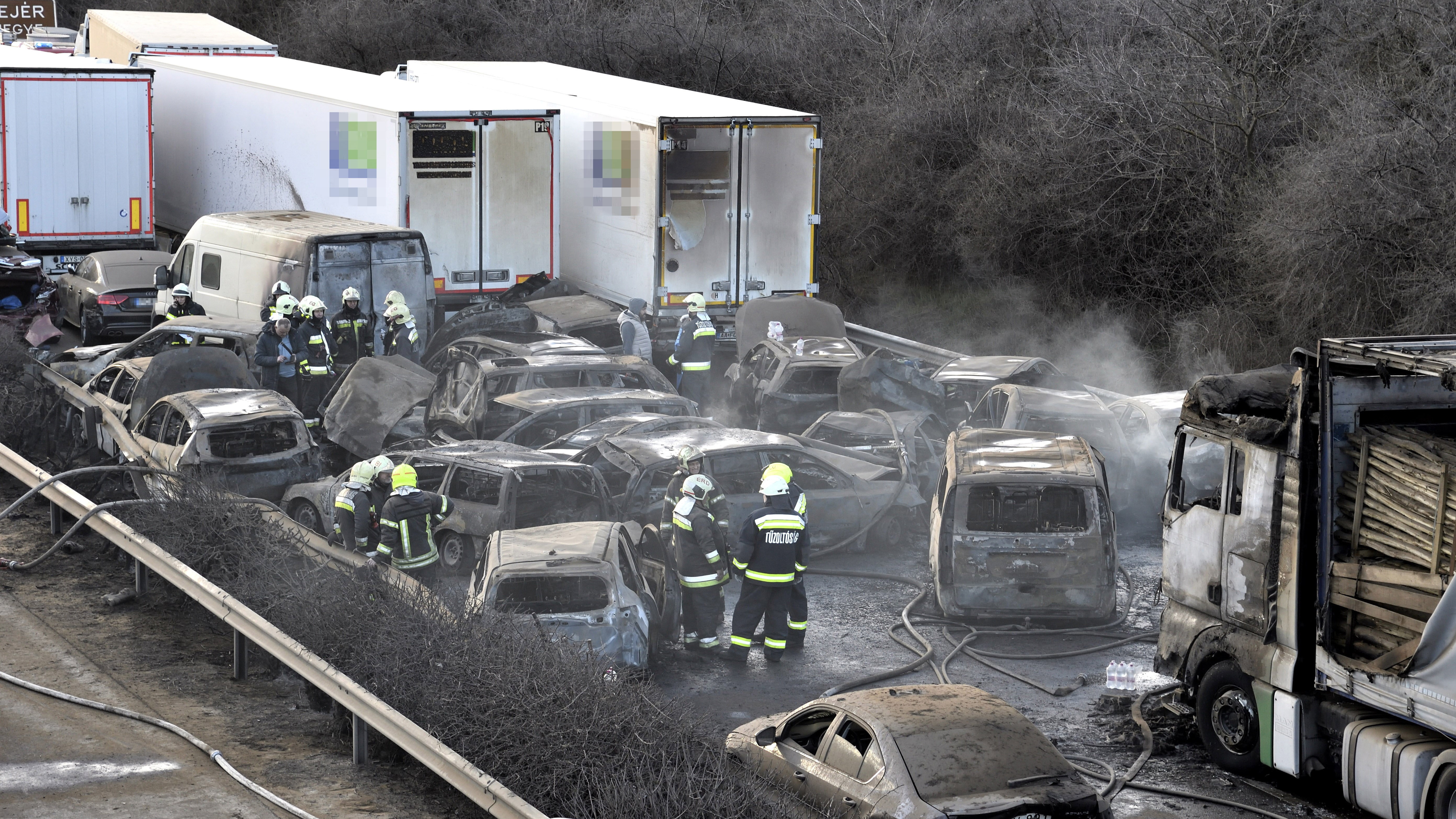 Kiégett és sérült gépjárművek az M1-es autópályán Herceghalomnál