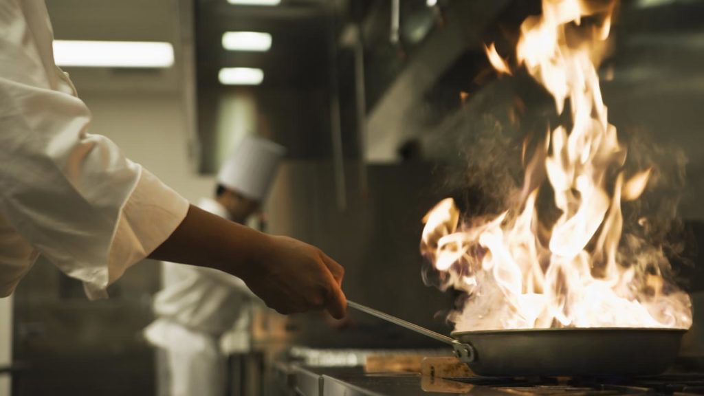 Flambírozott a pincér, két vendég meghalt