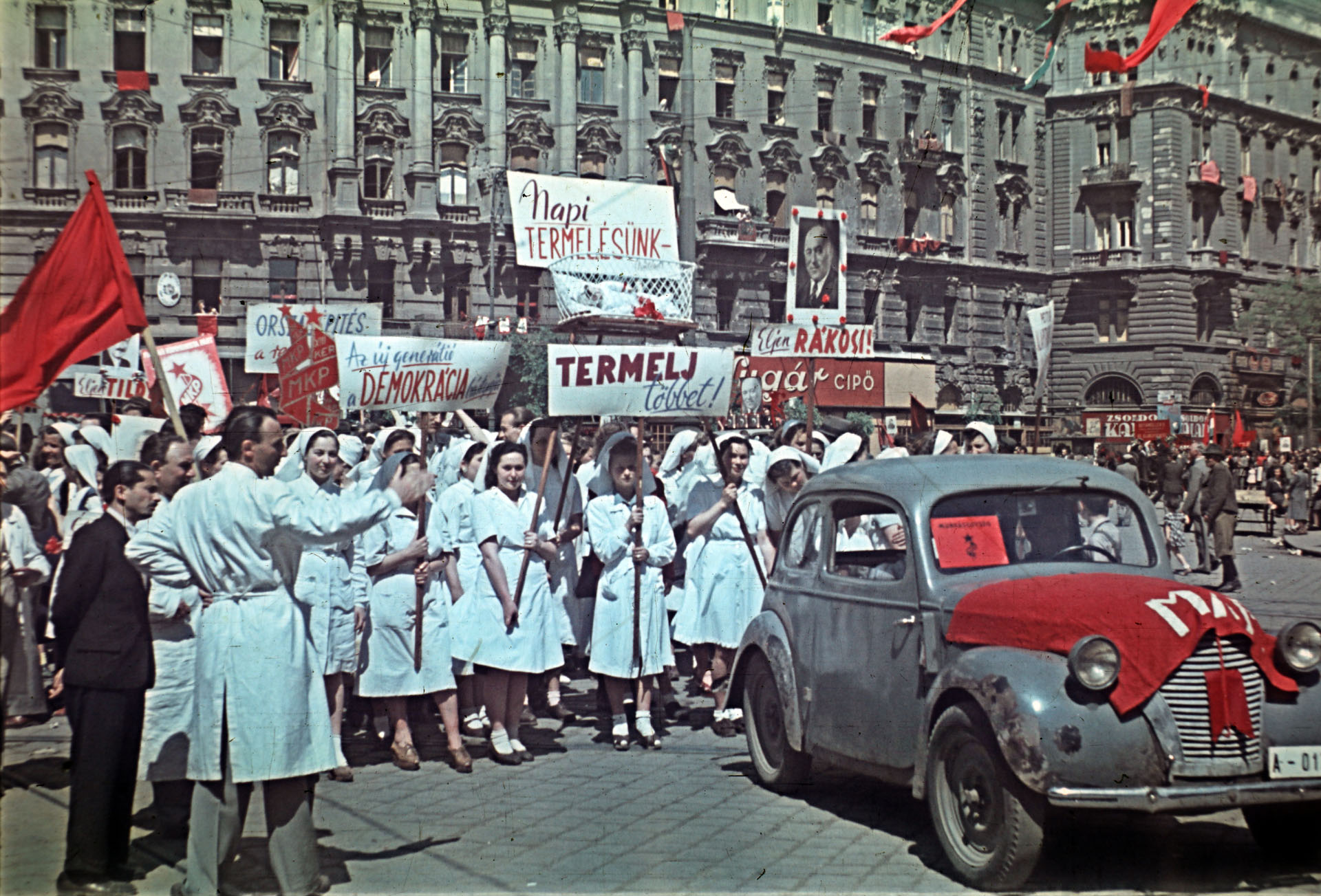 Nyugati (Marx) tér, jobbra a Váci út, május 1-i felvonulók (Fotó: Aszódi Zoltán/Fortepan)