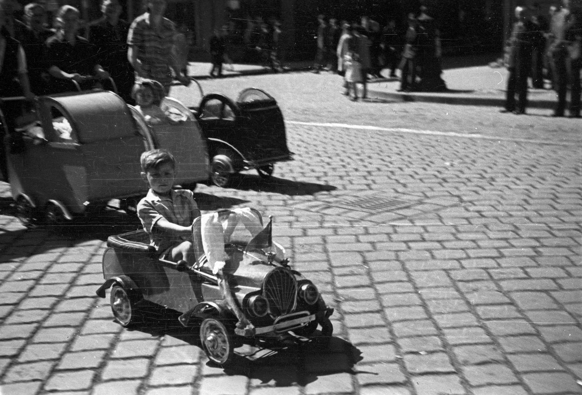 Gyerekek játékautóban a körúton (Fotó: Fortepan)