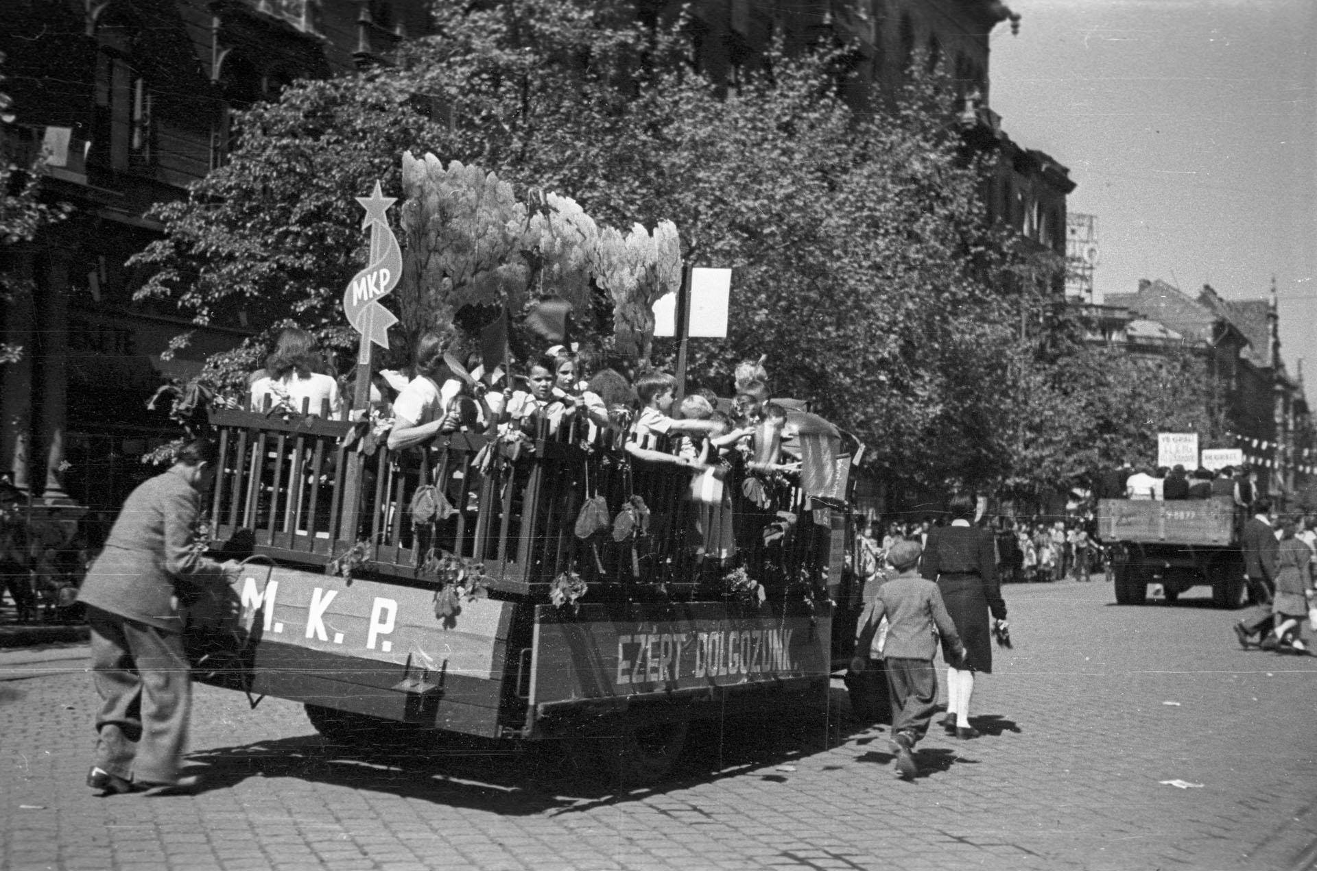 Gyerekek egy teherautón. Andrássy út a Jókai tértől az Oktogon felé nézve, május 1-i ünnepség felvonulói (Fotó: Fortepan)