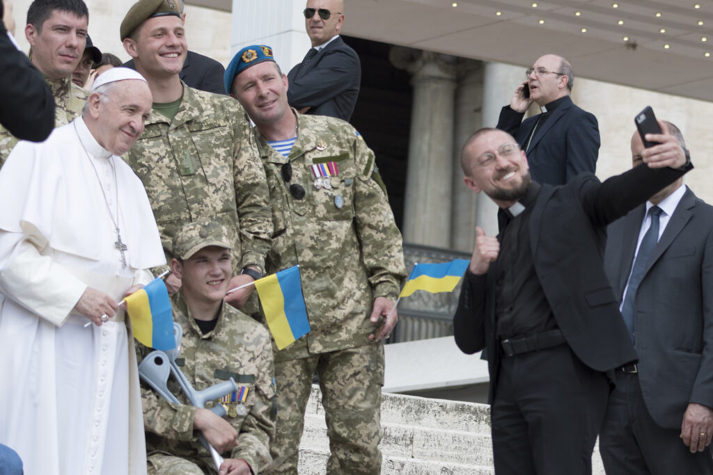 Ferenc pápa ukrán katonákkal