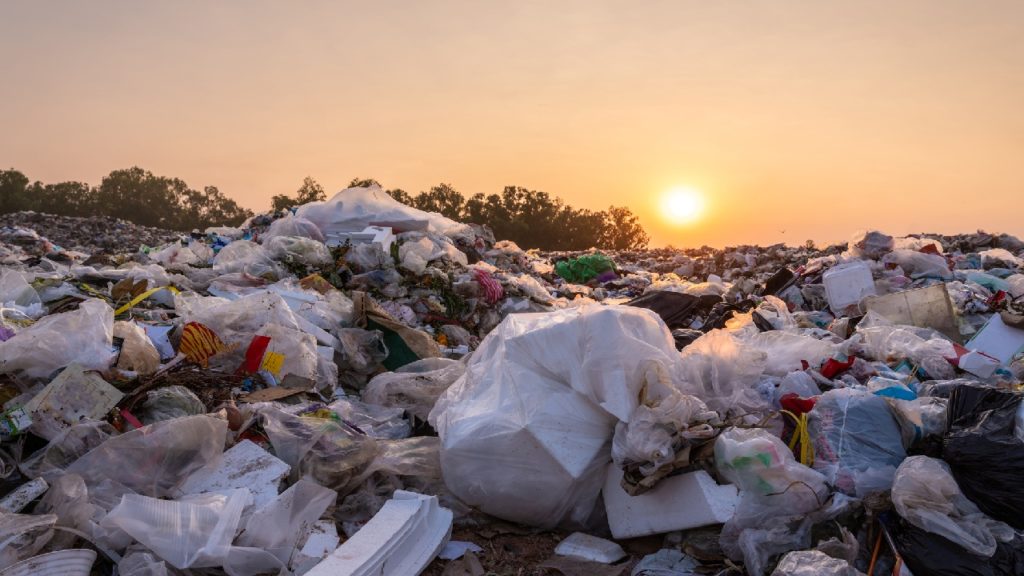 3 mázsa szemetet “felejtettek” egy egri társasház előtt