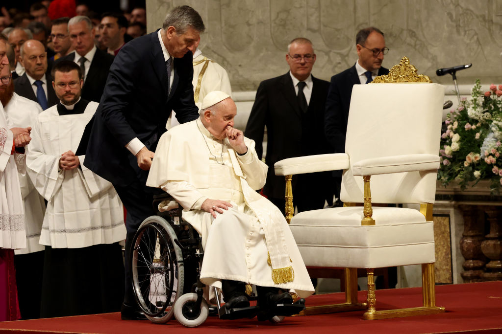 Ferenc pápa kerekesszékben a nagyszombati vigílián