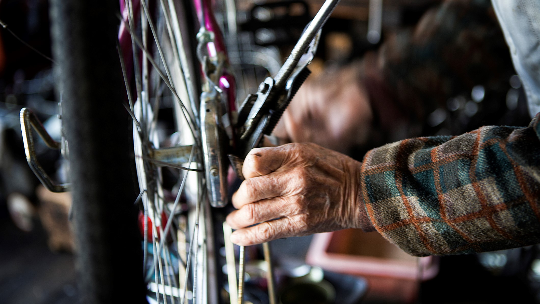 Idős férfi biciklit szerel