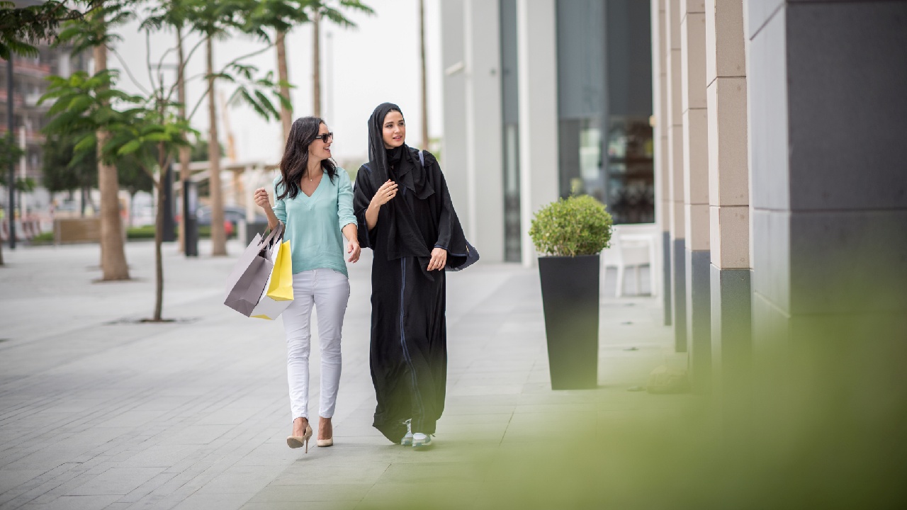 Nők sétálnak Dubajban.