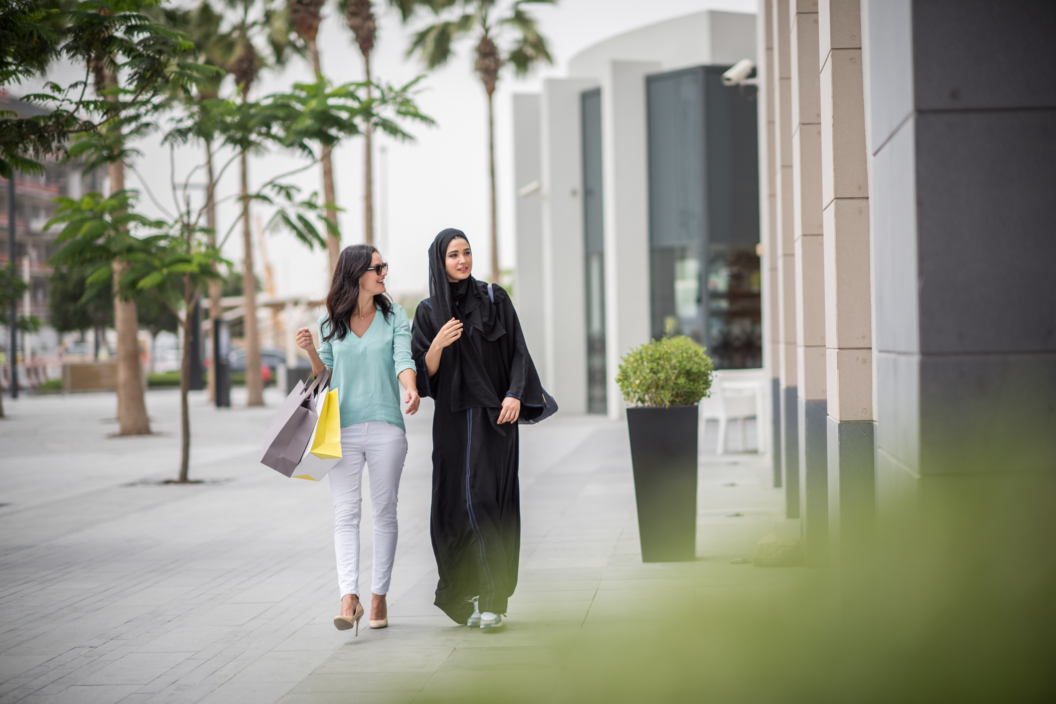 Két nő sétál az UAE-ben.