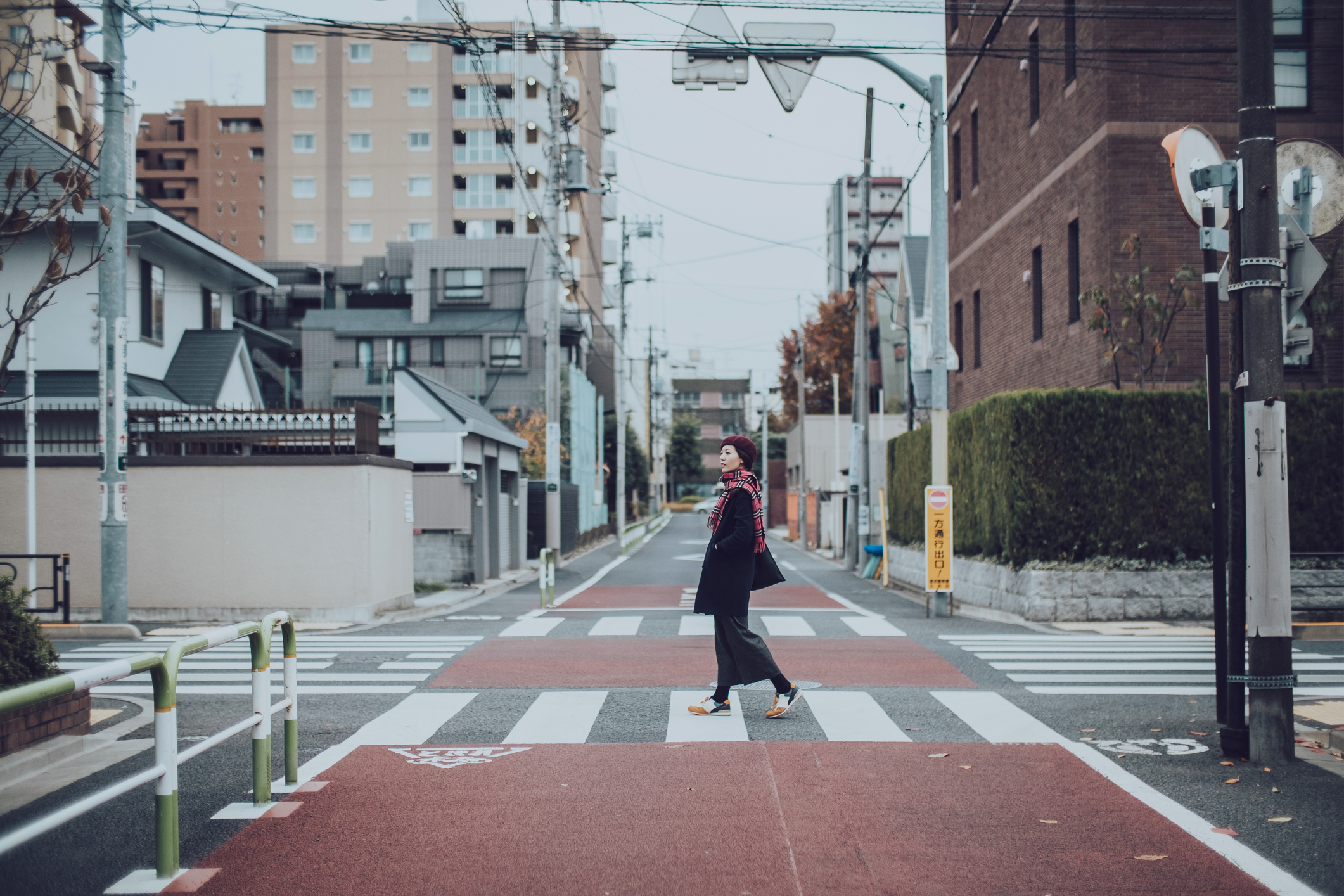 Egy nő sétál az utcán, Japánban.