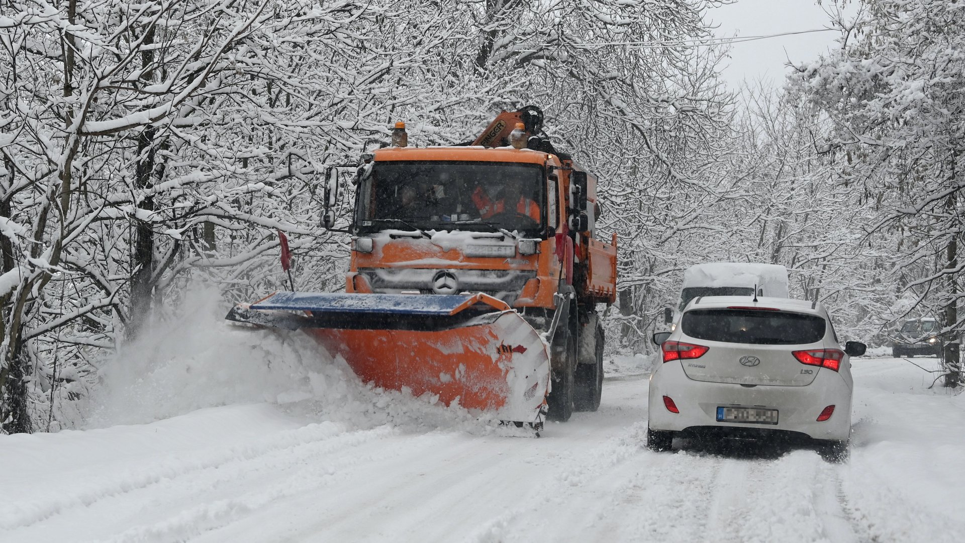Hókotró a havas úton a behavazott Bakonyban, Bakonyszentlászló határában 2023. január 22-én