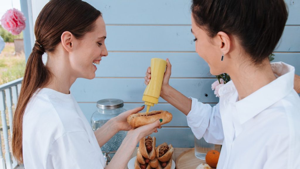 Spórolni akartak, hot dogból volt az esküvői tortájuk