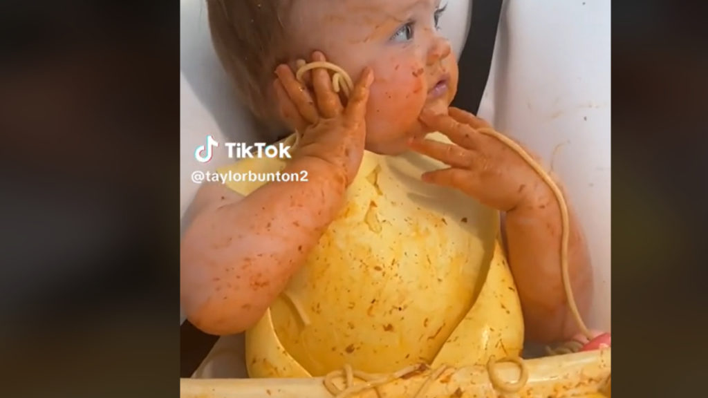 A paradicsomos spagettijével játszó baba a TikTok új kedvence