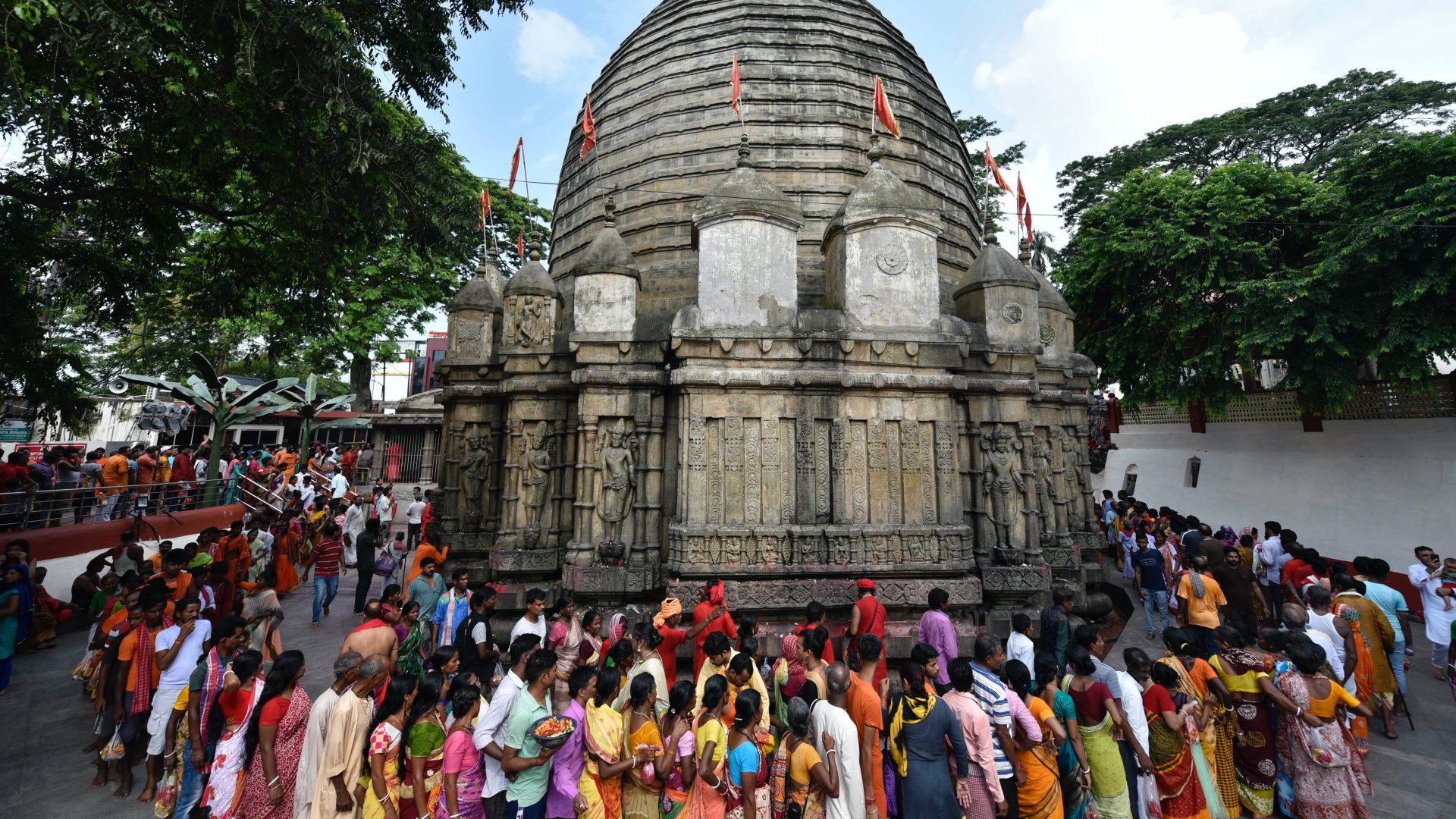 Hindu hívők tolonganak a Kamakhya templomban, az indiai Gauhátiban 2019. június 21-én